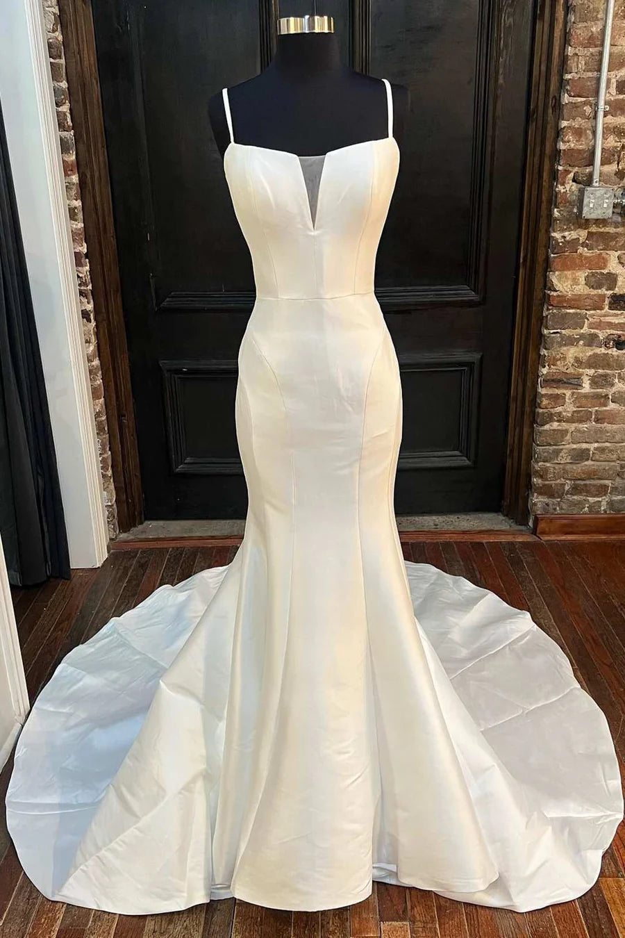 Vestido de novia largo de corte trompeta blanco con cuello abierto